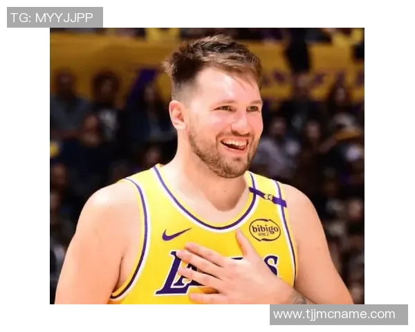 东契奇突破分球 里夫斯三分出手稳稳命中 东契奇突破分球 里夫斯三分出手稳稳命中